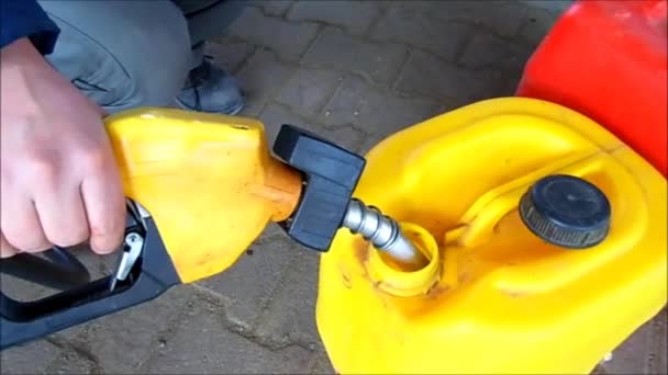 van het benzinestation te tanken van de brandstoftank, blikjes diesel van tankstations om brandstof te sparen, - Video