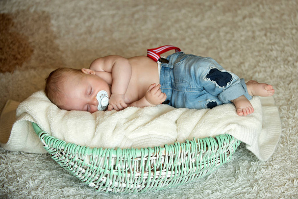 Niño con chupete dormido en cuna
 - Foto, Imagen