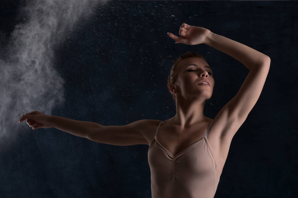 балерина танцует на темном фоне
 - Фото, изображение