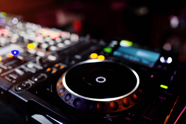 DJ spinning mixing and scratching track controls on dj's deck st - Φωτογραφία, εικόνα