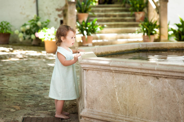 Cute small girl in Alfabia gardens - Foto, immagini