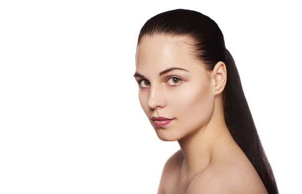 Close-up van mooie jonge vrouw gezicht met schone frisse huid geïsoleerd op witte achtergrond - Foto, afbeelding