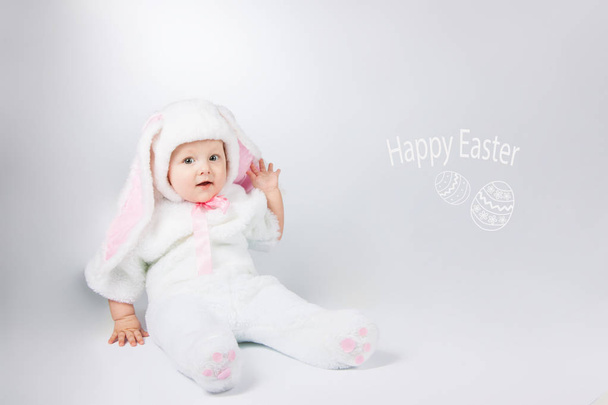 little cute baby in a white Bunny suit. - Foto, afbeelding