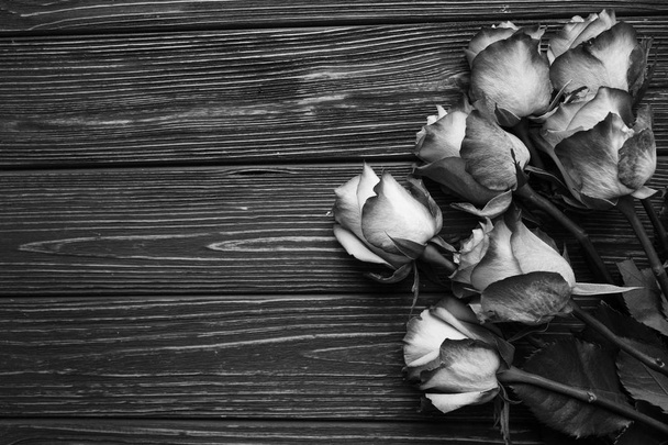 gyönyörű rózsák, fa deszka háttér, fekete-fehér - Fotó, kép