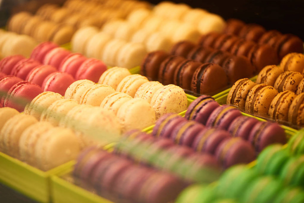 Closeup of boxes with beautiful colorful macaroons in candy shop - Foto, afbeelding