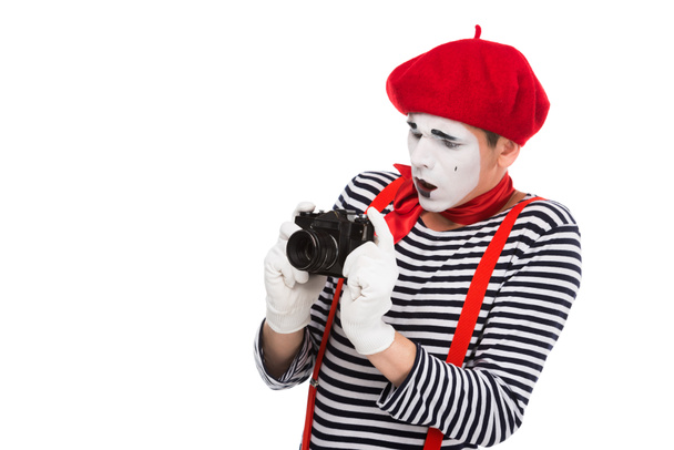 Schockierter Mime fotografiert mit Filmkamera isoliert auf Weiß - Foto, Bild