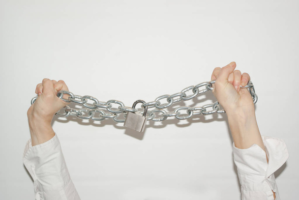 Mujer manos en cadenas
 - Foto, Imagen
