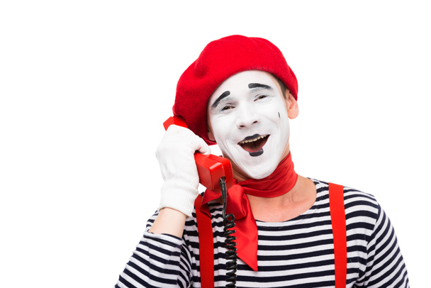 χαμογελώντας mime μιλώντας τηλεφωνικά εν στάσει απομονωθεί σε λευκό - Φωτογραφία, εικόνα