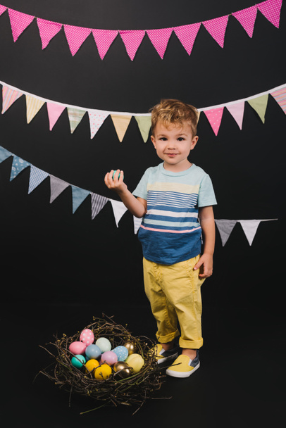 kid and easter eggs - Foto, afbeelding