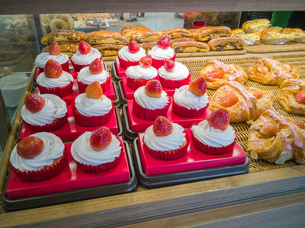 image cupcake aux fraises dans la boulangerie
. - Photo, image