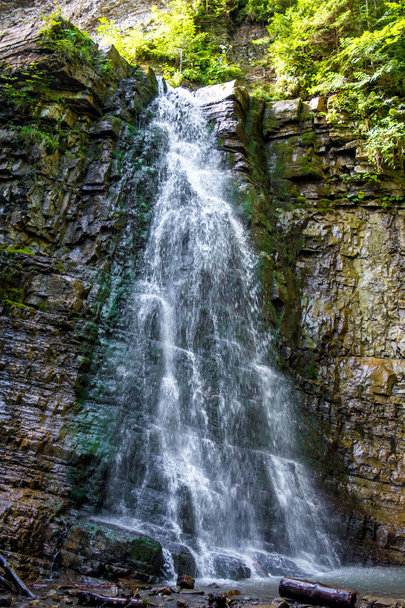 Foto eines hohen Wasserfalls in den Karpaten - Foto, Bild