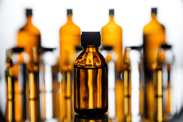 Grupo de ampollas con medicina transparente en laboratorio médico
 - Foto, Imagen