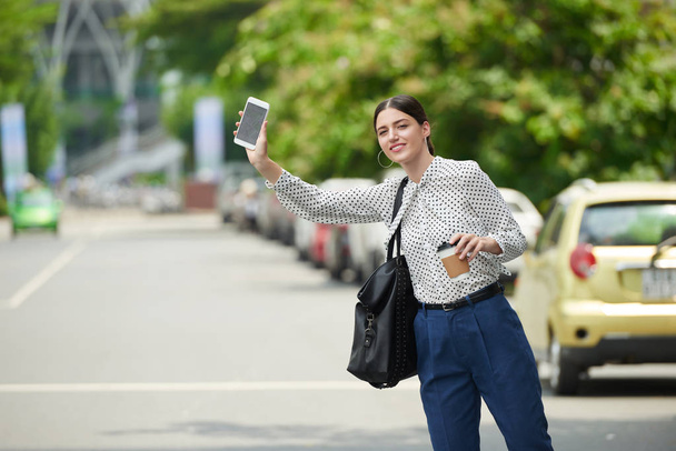 Mulher bonita com mapa de navegação em seu smartphone pegar táxi
 - Foto, Imagem