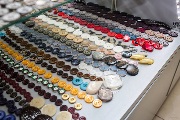 boutons de vêtements vintage avec la couleur de la variété sur la vente sur le marché
 - Photo, image