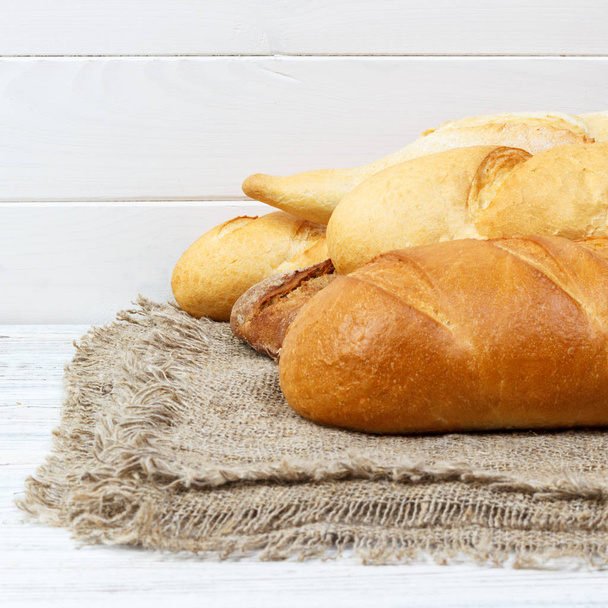 Fundo de padaria, sortimento de pão. Pães de centeio e baguetes francesas vista superior
 - Foto, Imagem