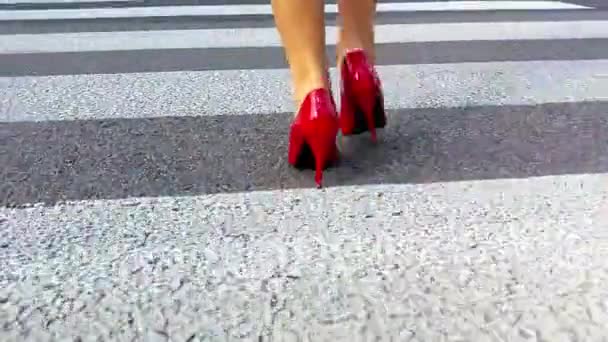 Belo misto de corrida de negócios mulher pés poder andando pela rua em saltos altos vermelhos
 - Filmagem, Vídeo