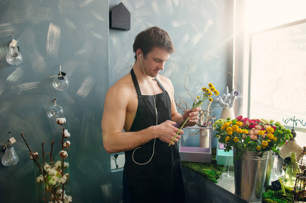 image of Caucasian sexy florist making bouquets for people - Fotó, kép