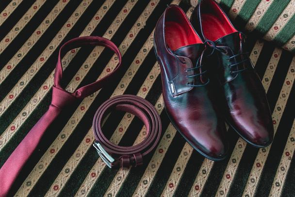 ceinture, cravate et chaussures sur un canapé vintage
 - Photo, image