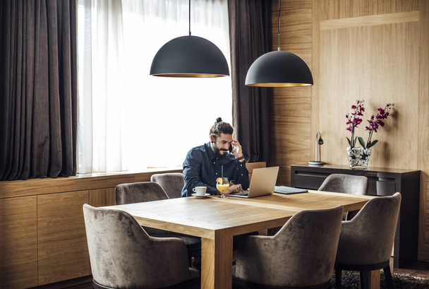 Businessman Freelancer Working From Hotel Room - Fotoğraf, Görsel