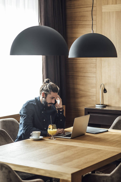 Businessman Freelancer Working From Hotel Room - Foto, immagini