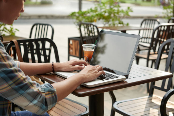 Redactor que trabaja en el ordenador portátil en la cafetería al aire libre
 - Foto, imagen