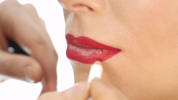 Professional makeup artist applying contour on lips of model. fashion industry cosmetics - Filmagem, Vídeo