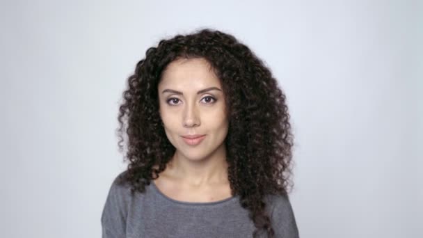 Portrait of curly female - Metraje, vídeo