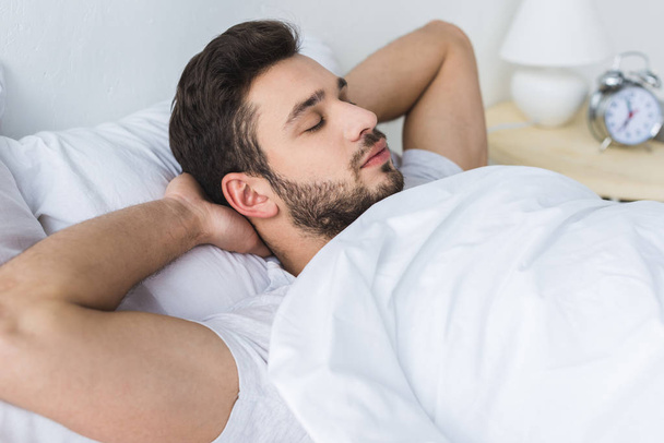 sakallı adam yatakta yatak odasında rahatlatıcı - Fotoğraf, Görsel