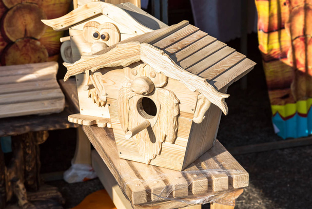Handgemaakte decoratieve houten nesten kisten voor vogels - Foto, afbeelding