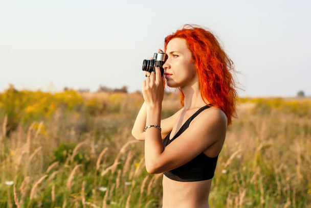 Vintage film kamera fotoğraf yapma Kızıl saçlı sevimli kız  - Fotoğraf, Görsel
