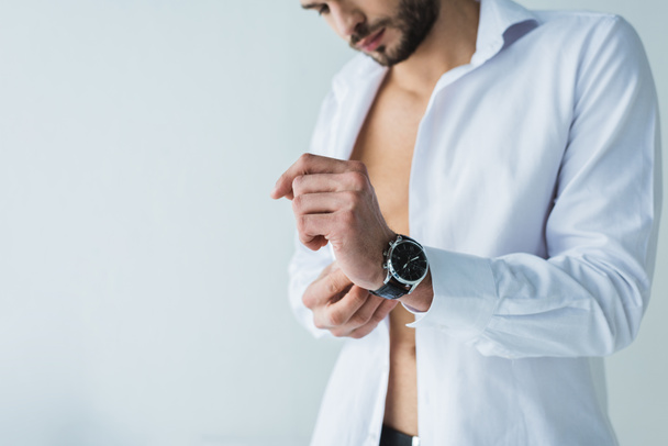 hombre guapo en camisa blanca con reloj de pulsera, aislado en gris
 - Foto, imagen