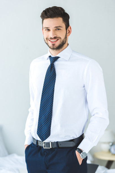 bel homme d'affaires souriant en chemise blanche et cravate
  - Photo, image