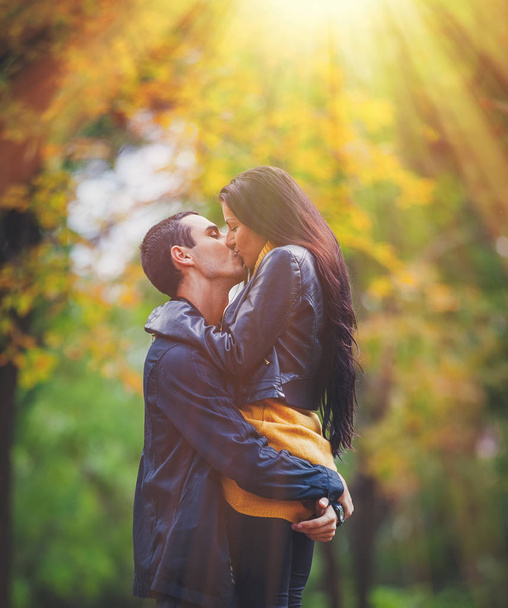 若いカップルの愛のキス  - 写真・画像