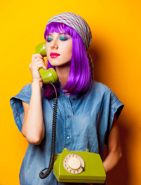 ビンテージ電話で紫の髪を持つ少女 - 写真・画像
