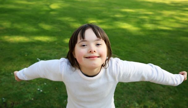 Portrét holčička s úsměvem mimo - Fotografie, Obrázek