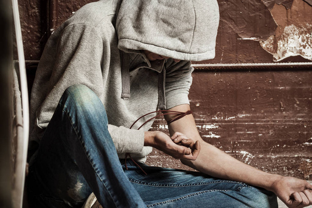 Addict ember egy fecskendővel akcióban. A kábítószerrel való visszaélés fogalmát egy - Fotó, kép