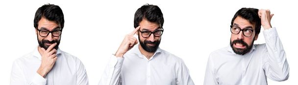 Красивий чоловік в окулярах думає
 - Фото, зображення