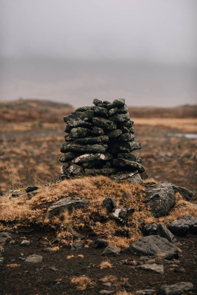 Les pierres sont empilées les unes sur les autres en islandais
 - Photo, image