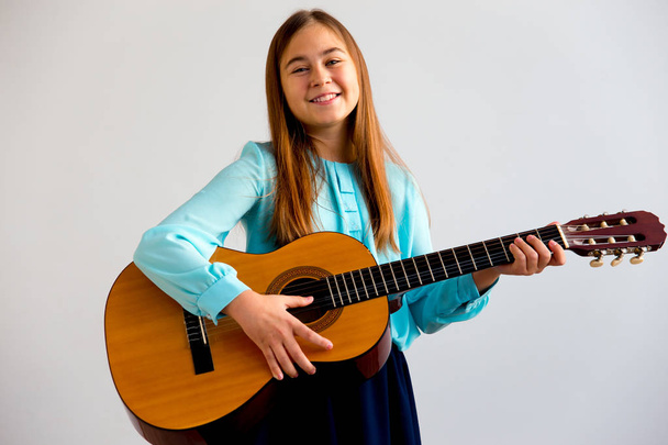 Girl playing guitar - Fotoğraf, Görsel