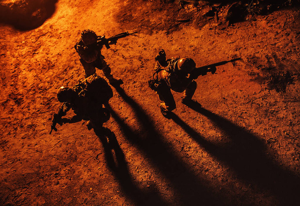 Zwart silhouet van soldaat - Foto, afbeelding