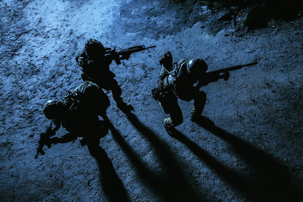 Zwart silhouet van soldaat - Foto, afbeelding