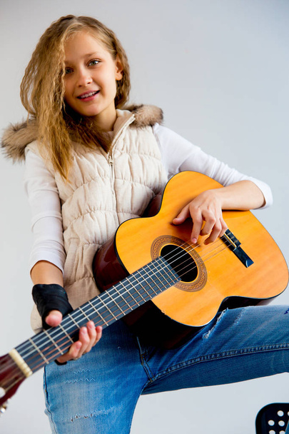 Girl playing guitar - Fotó, kép