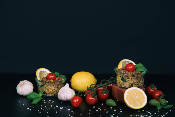 Vegaanisalaatti vihanneksia, sieniä ja kvinoa
. - Valokuva, kuva