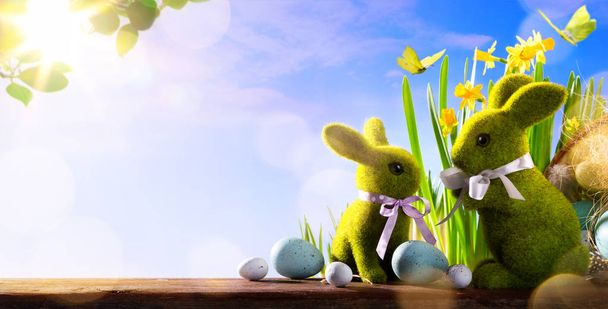 sztuka szczęśliwy dzień Wielkanocy; Rodzina Zajączek i pisanki - Zdjęcie, obraz