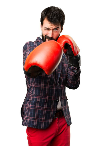 Хорошо одетый мужчина в боксёрских перчатках на белом фоне
 - Фото, изображение