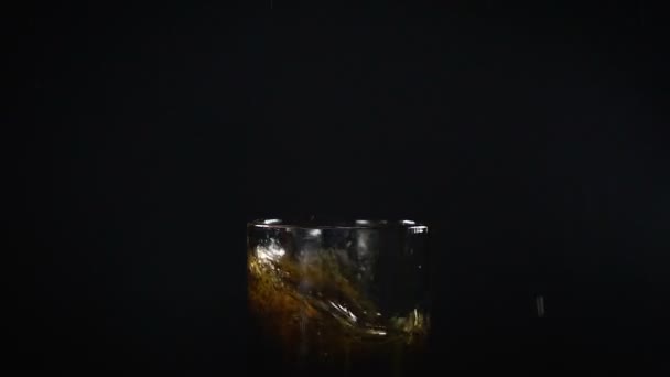 Falling ice cube and sparkling water - Filmmaterial, Video