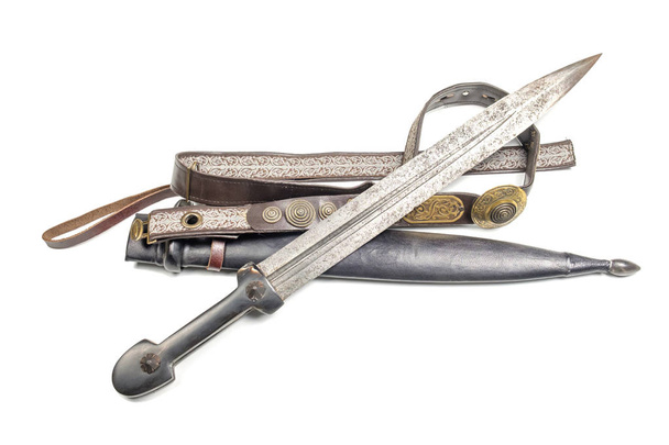 vieille dague caucasienne avec une ceinture sur fond blanc, isolée
 - Photo, image