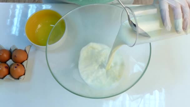 Cook mix milk with yeast in a bowl - Filmmaterial, Video
