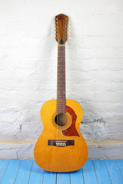 Музичний інструмент - передня зору дванадцять струнна акустична гітара - Фото, зображення