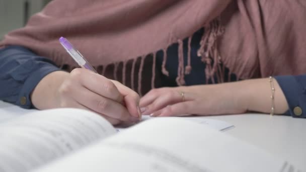 Güzel eller bir defterde yazmak. Tükenmez kalem. Manikür. Yakın çekim görünümü. Arap kadınları ofiste 60 fps - Video, Çekim